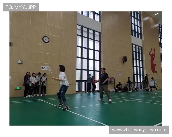 羽毛球托球跑图片